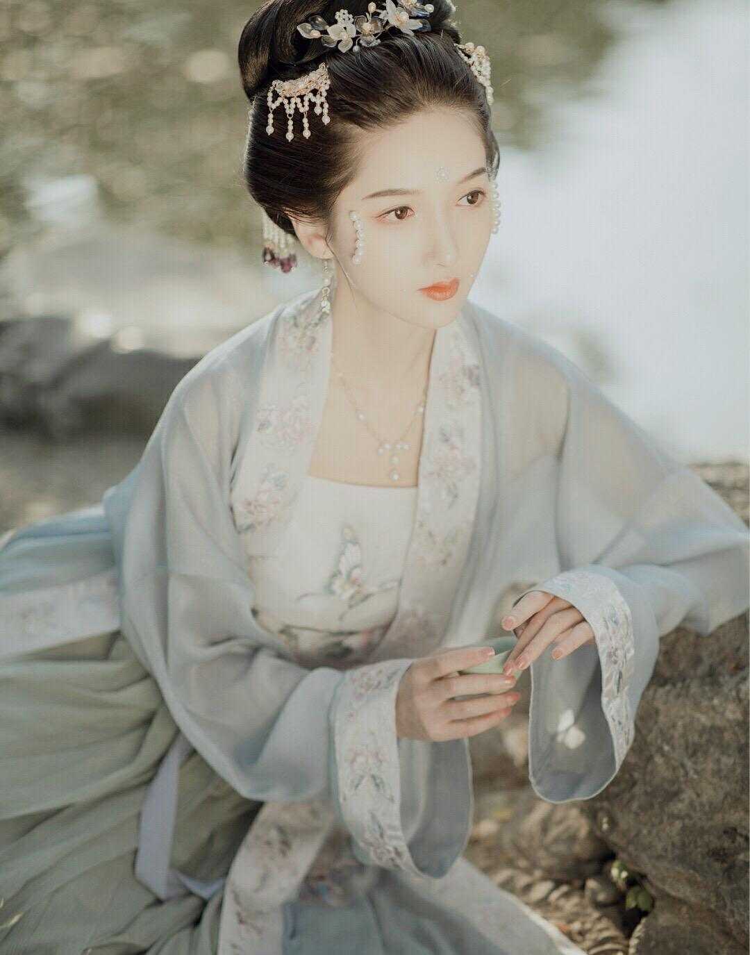 短篇小说穿越后，她在府上开班了