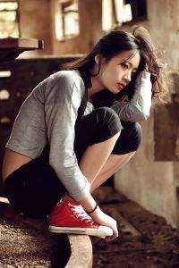 退出红尘三步外，静看人间离与愁章节