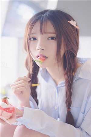 逃出囚笼归来，她将世子踢下神坛连载