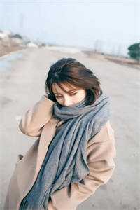 风轻拂他落寞眼眸未删减版