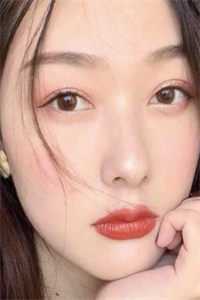 退出红尘三步外，静看人间离与愁无删减全文