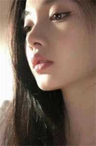 逃出囚笼归来，她将世子踢下神坛火爆小说