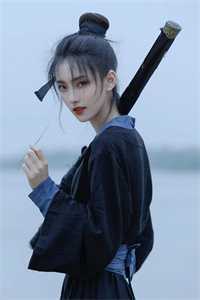 绿山秋色深，灯冷花期衰爽文